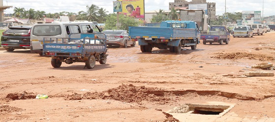  Sand from the hill has covered a portion of the Kasoa-Accra road, causing severe traffic. Picture: ELVIS NII NOI DOWUONA